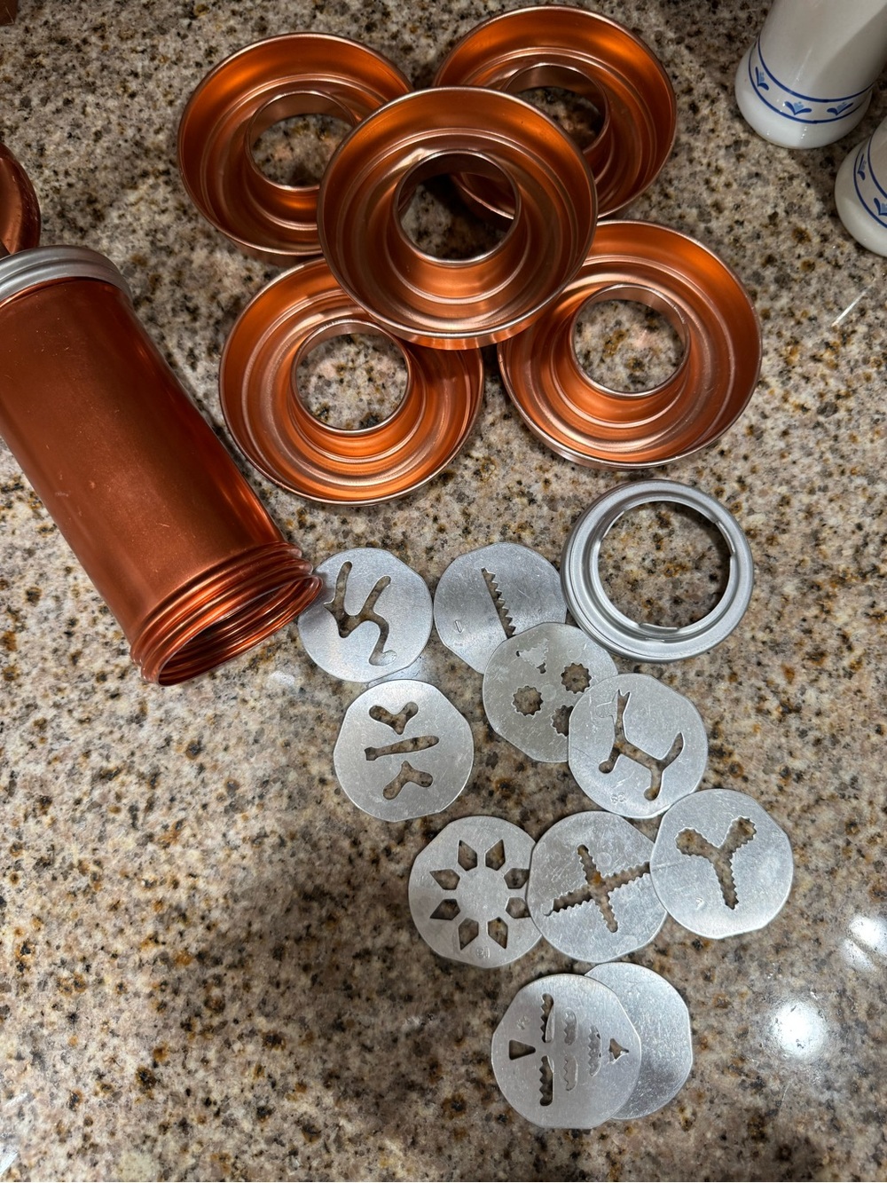 Vintage copper kitchen bundle: salt & pepper, molds & cookie press - Picture 12 of 16